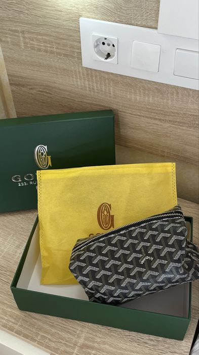 Necessaire de viagem com monograma em preto e cinzento