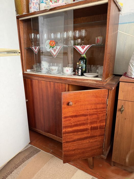 Безкоштовно віддам диван та сервант