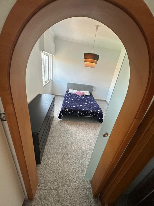 Quarto mobiliado Cama casal, tv, cómoda na Moita