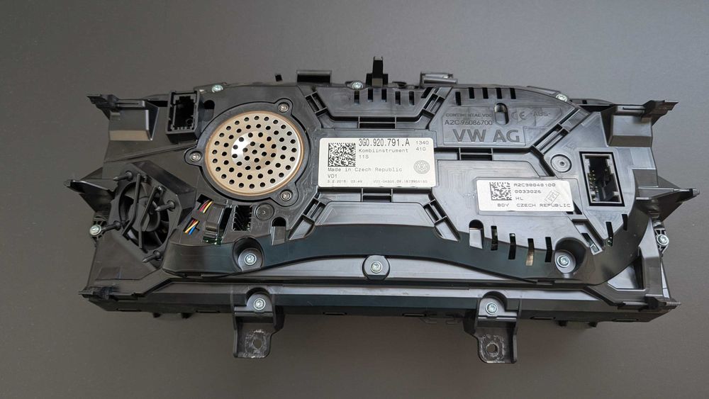 Приборна панель Passat B8 (AID)