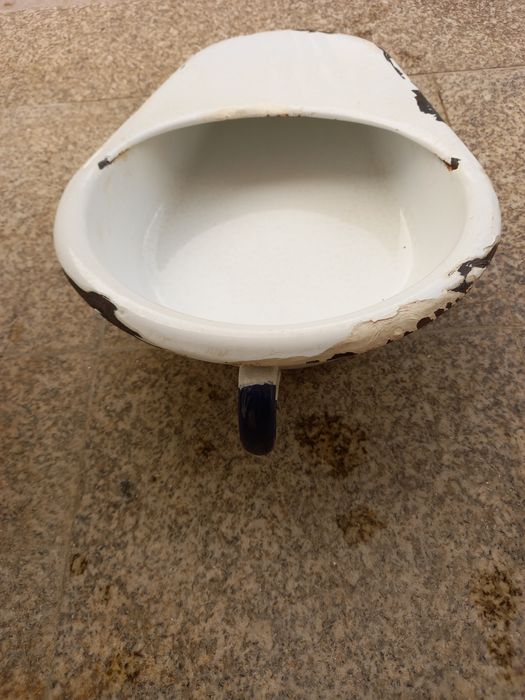 Arrastadeira ou penico em esmalte vintage