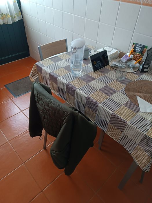 Mesa de cozinha e quatro cadeiras