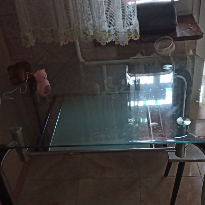 Стол стеклянный с полочкой