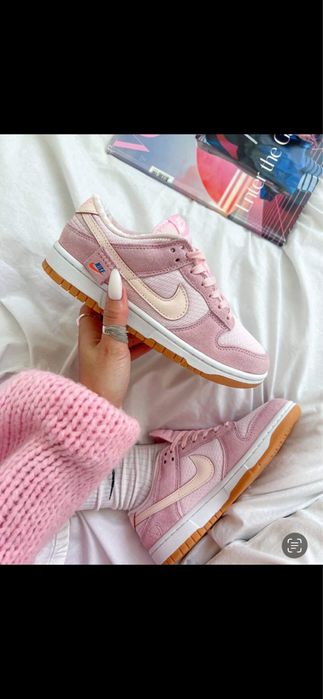 Кросівки рожеві nike