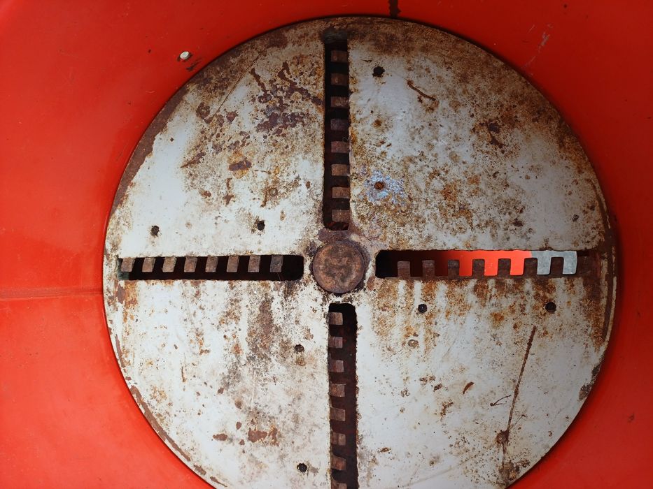 Корморізка механічна!