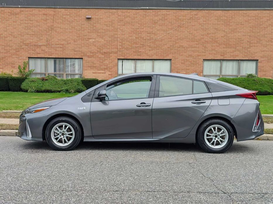 Toyota Prius Prime Plus      2017