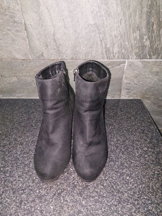 Botins e sapatos pretos 37