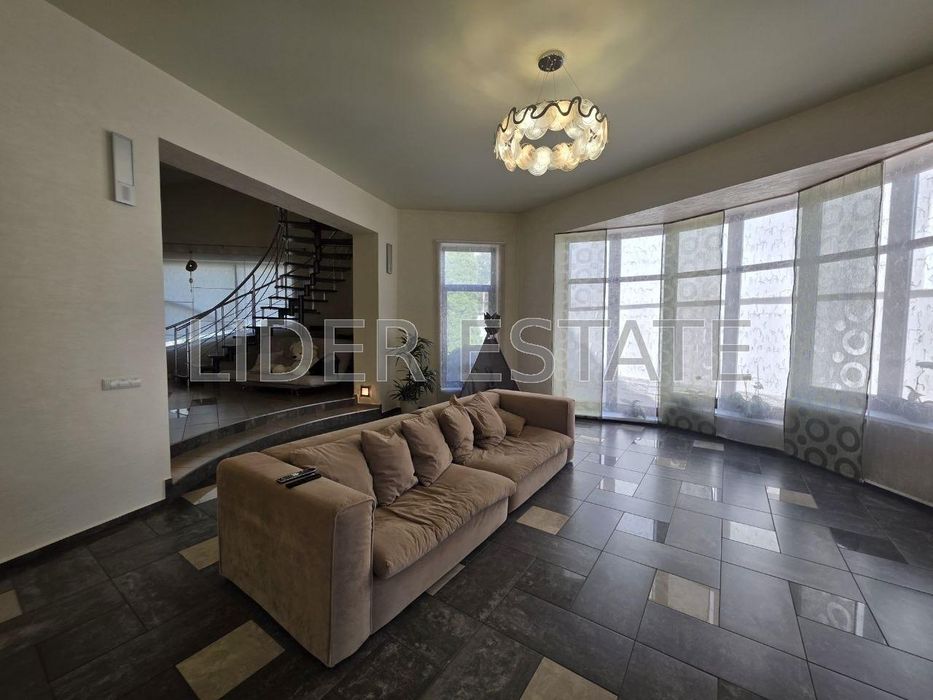 Продаж будинку 5 кімн в Ужгороді, 390 м², 8.5 сот.