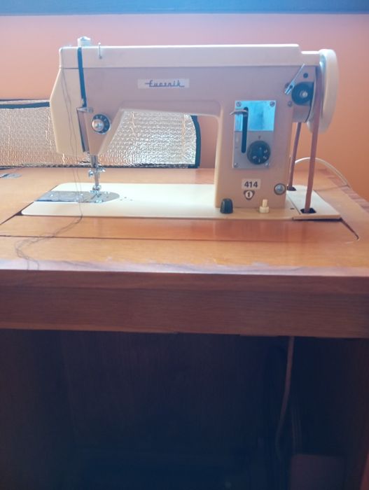 Maszyna do szycia łucznik w szafce