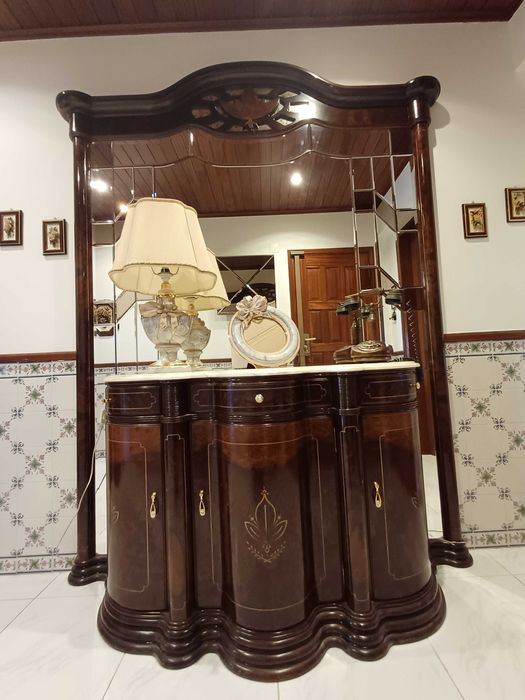 Móvel aparador em madeira e espelho