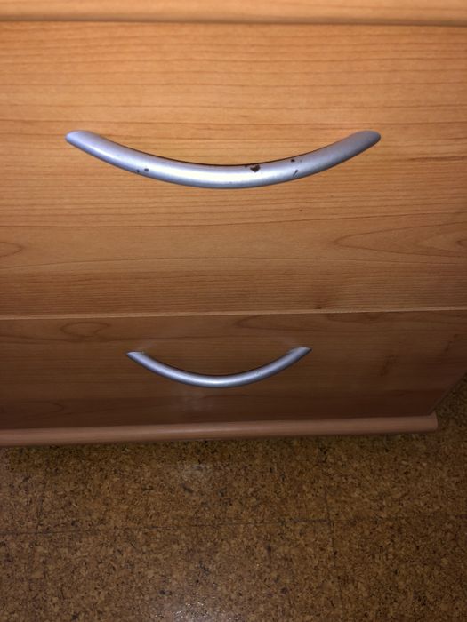 Cómoda Pequena com 2 Gavetas – Ideal para Projetos de Restauro