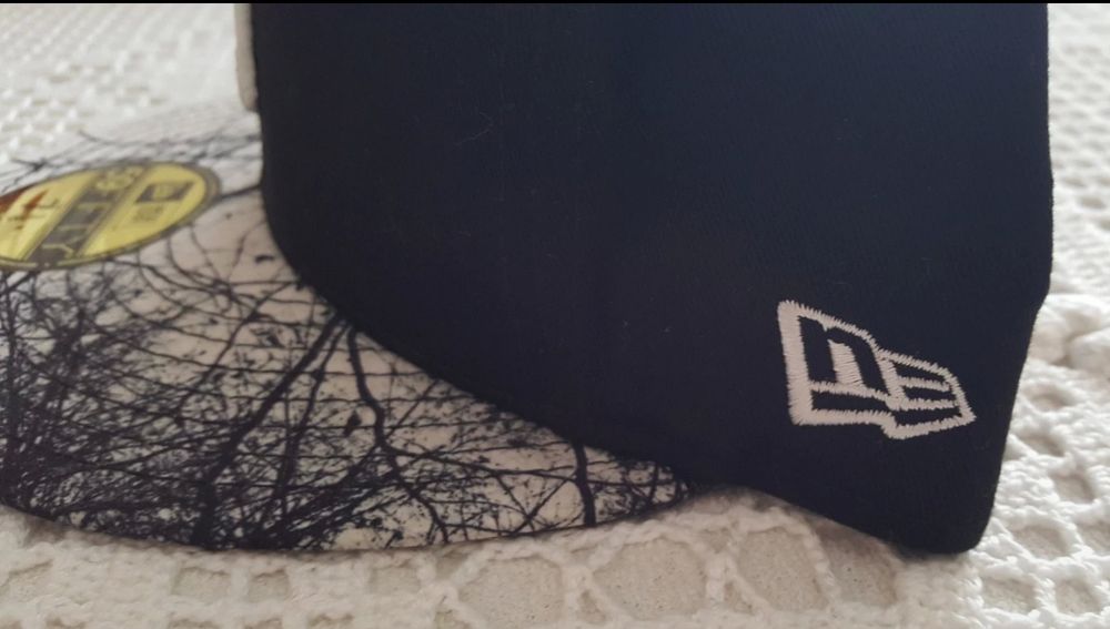 Boné preto e branco (NEW ERA)