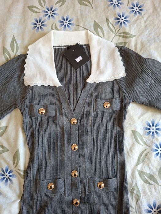 Трикотажна сукня міді з білим комірцем