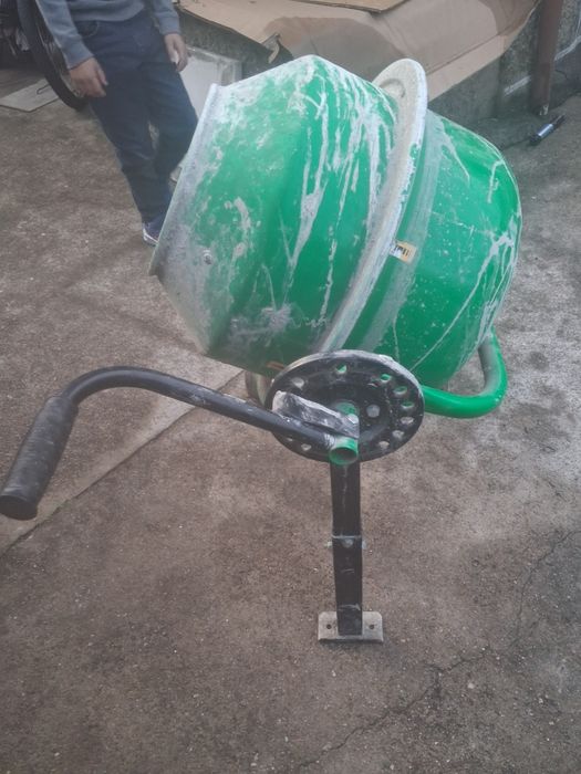 Vendo mini betoneira 63L 220 w