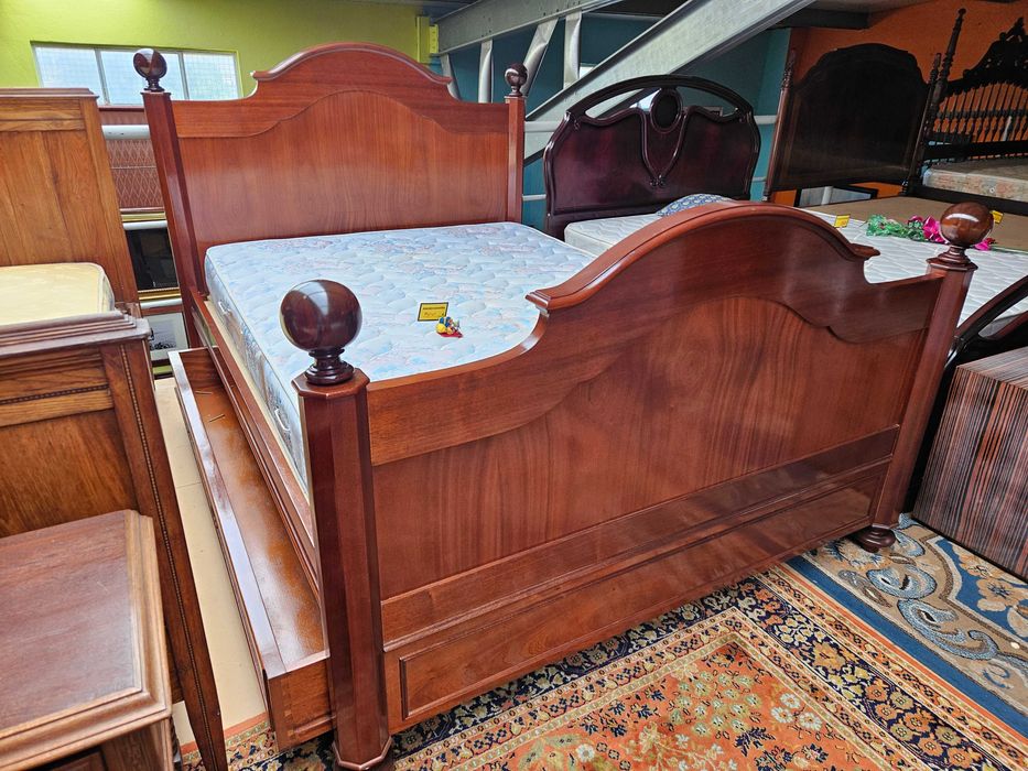 Cama em madeira maciça com estrado e colchão