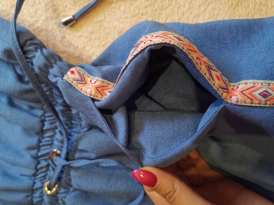 Śliczna sukienka Lalous