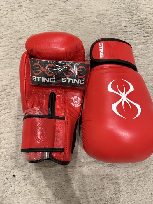 Rekawice Sting oz 10 z atestem World Boxing owijki Sting gratis .