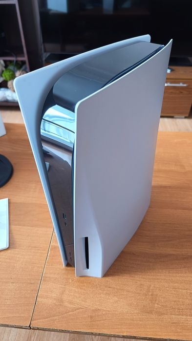 Konsola PlayStation 5 z napędem + dwa pady i gra