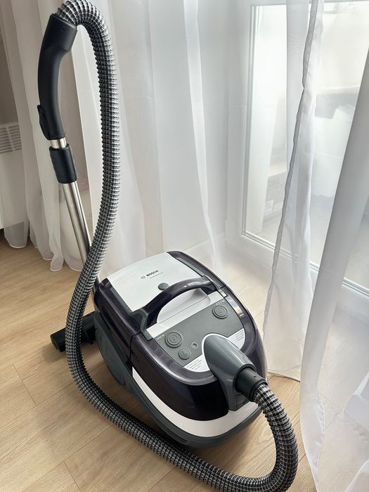 Моющий пылесос Bosch BWD41740 состояние нового