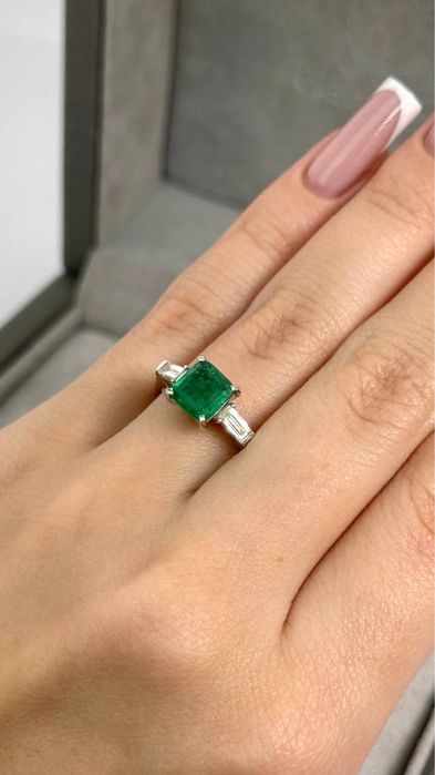 Каблучка зі смарагдом та діамантами   золото 750 проба