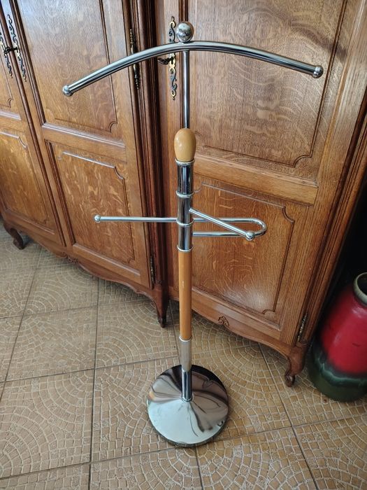 Wieszak niemy służący metal drewno