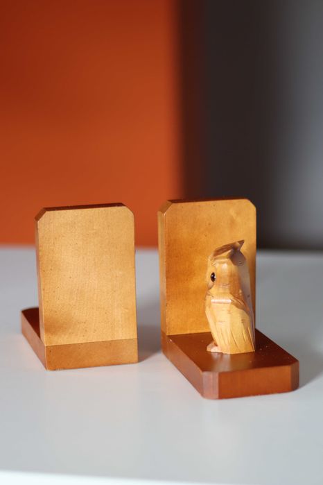 Drewniane podpórki do książek sowy