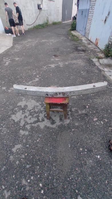 Усилитель переднего бампера Е34