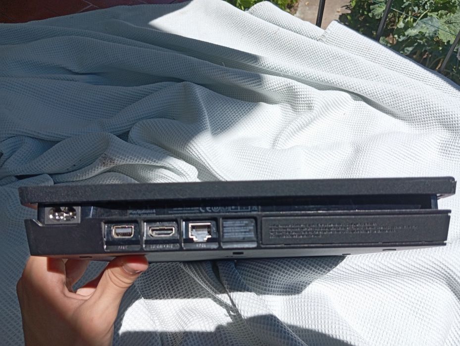 PlayStation 4 Slim 1TB + FIFA 20