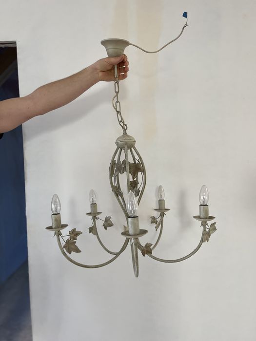 Piekny stylowy żyrandol antyk