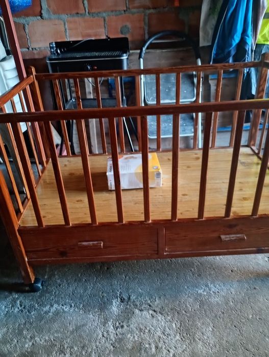 Cama de criança,tipo berço com grades,dou um colchão usado em bom estado