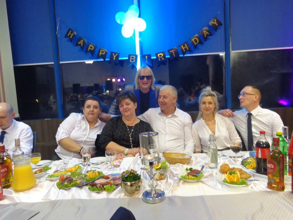 dj prezenter oraz muzyk grający i śpiewający - jedna osoba