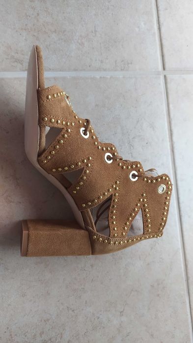 Sandálias Camel  com tacão