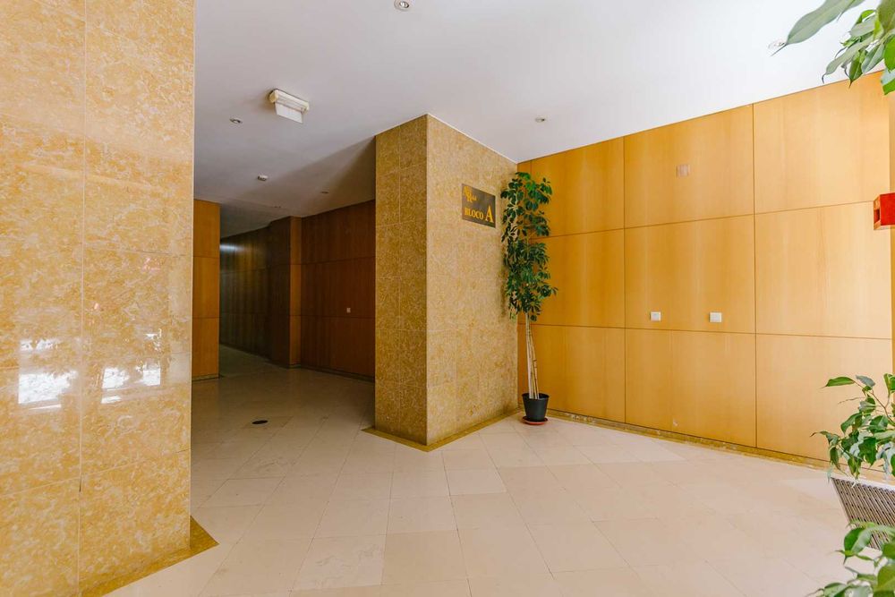 T2 Ed. Alves Redol com terraço, parqueamento e arrecadação.