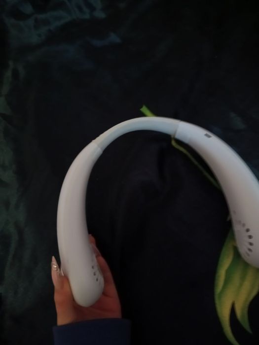 Это безлопастной шейный вентилятор (Bladeless Neck Cooler