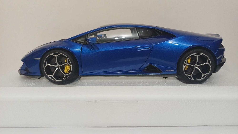 1/18 Lamborghini Huracan Evo az - AUTOArt