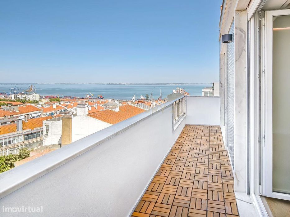 Apartamento T2 Renovado com Vista Rio em São Vicente, Lisboa
