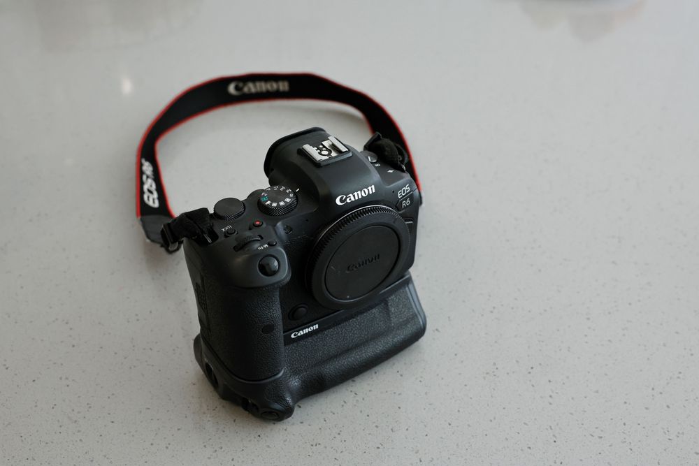 Camera Fotográfica CANON R6 com CANON PUNHO GRIP BG-R20