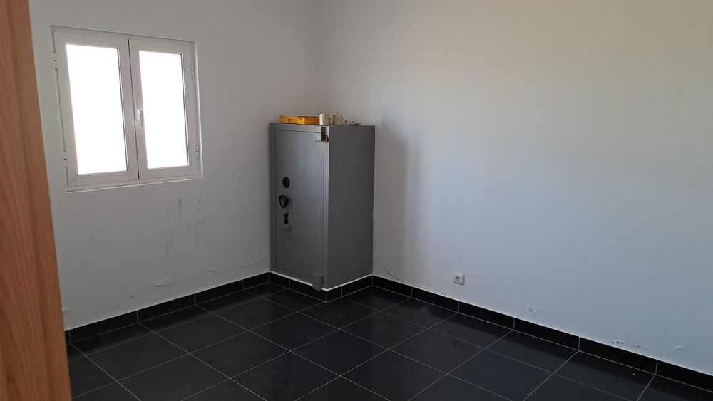 Terreno Urbano com Habitação T1 e Projeto de Ampliação.