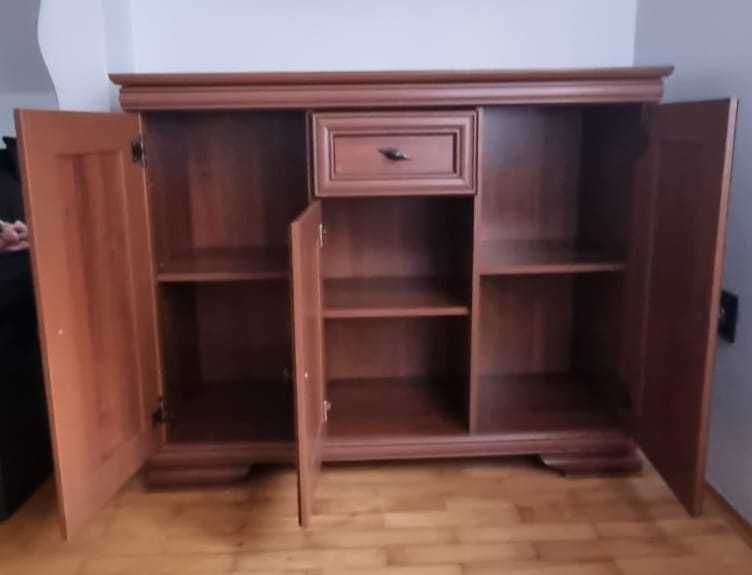 Sprzedam komodę w bardzo dobrym stanie.