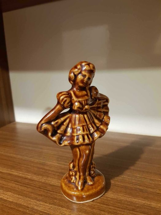 PRL-owska kamionka - figurka dziewczynki