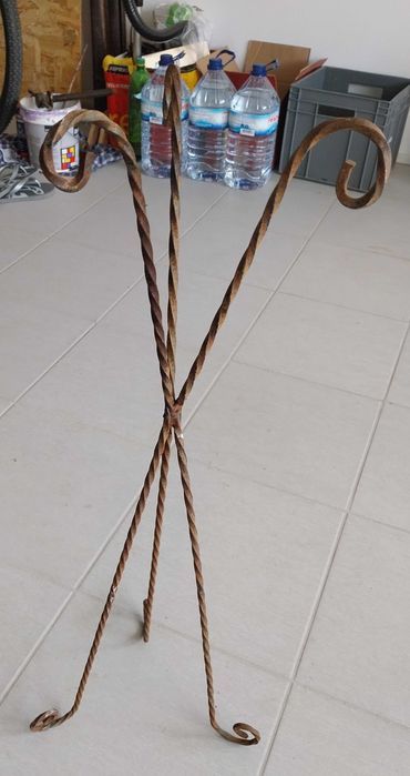 Suporte de ferro para vaso antigo