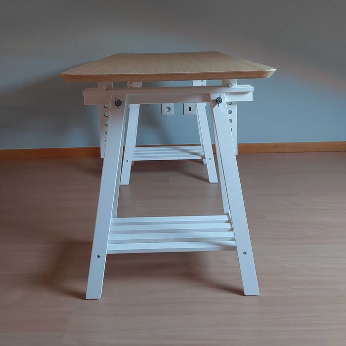 Secretária IKEA em branco e bambu.