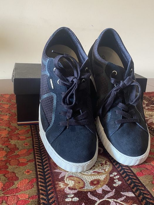 Sapatihas de homem Geox, em couro/ tecido azul.