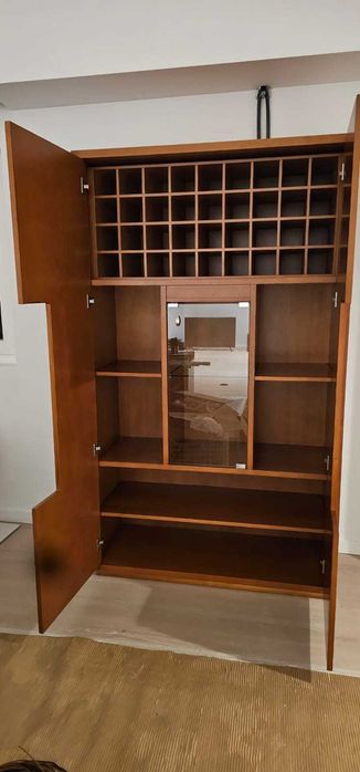 Armário em Madeira Maciça com Porta de Vidro