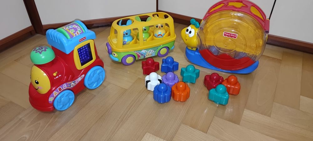 Zestaw Fischer Price ciuchcia ślimak sorter autobus