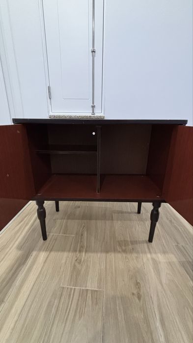 Armário em madeira e contra placado folheado