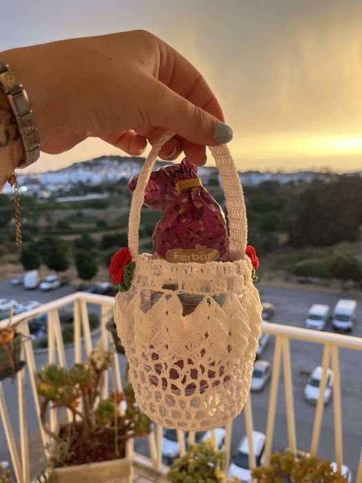 Cestinha feita em crochê artesanalmente