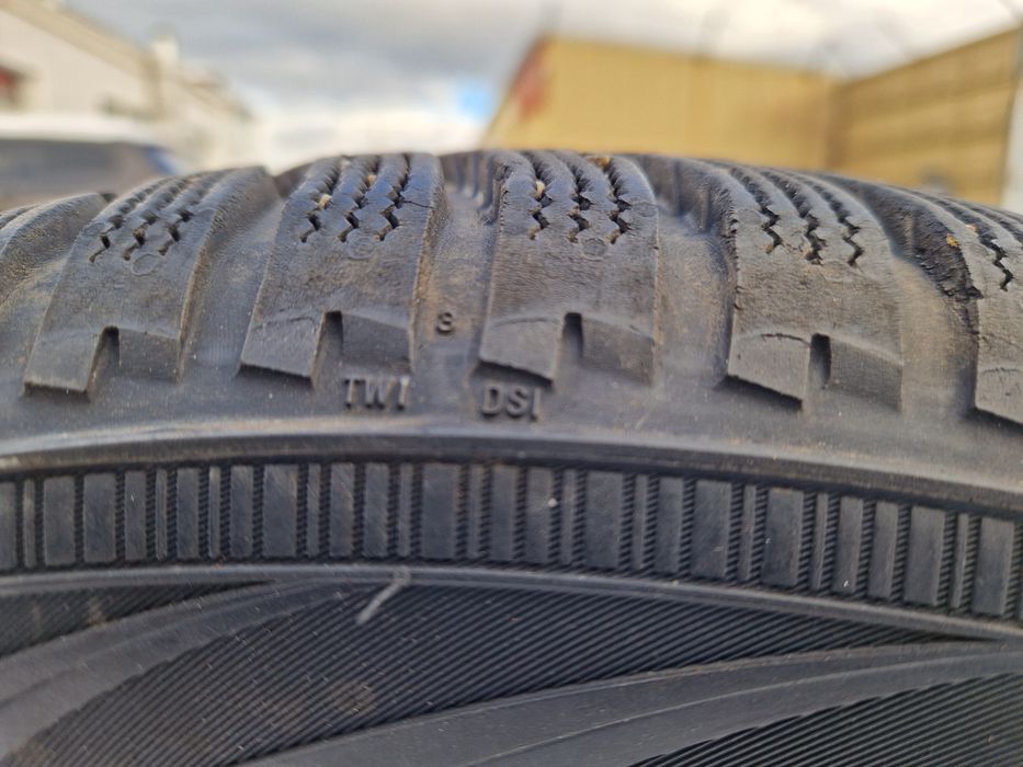 Шини nokian 215/60 r16