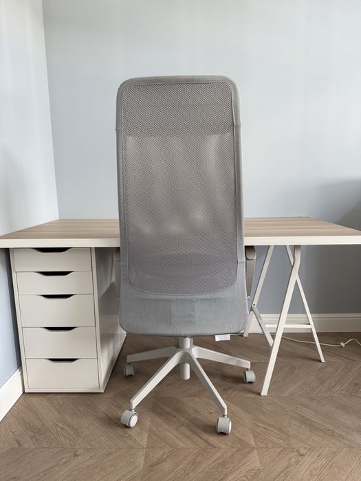 Biurko i fotel biurowy z Ikea.