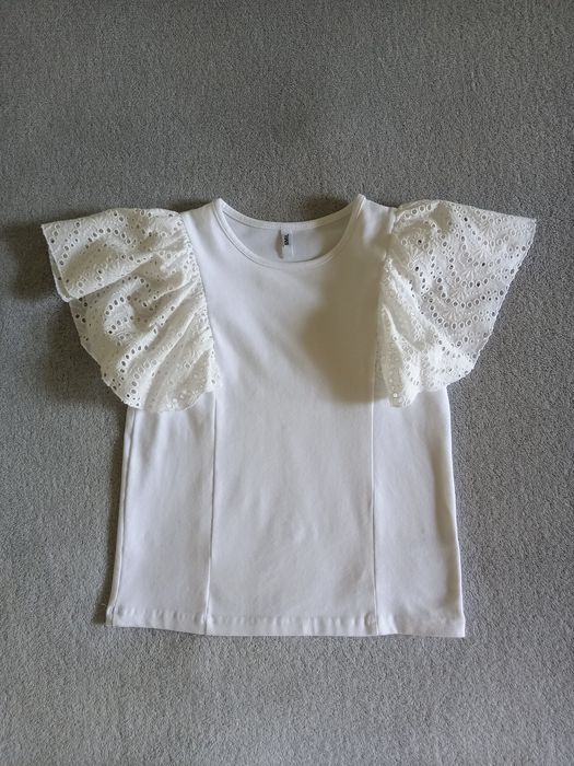 Футболка з ажурними рукавами для дівчинки